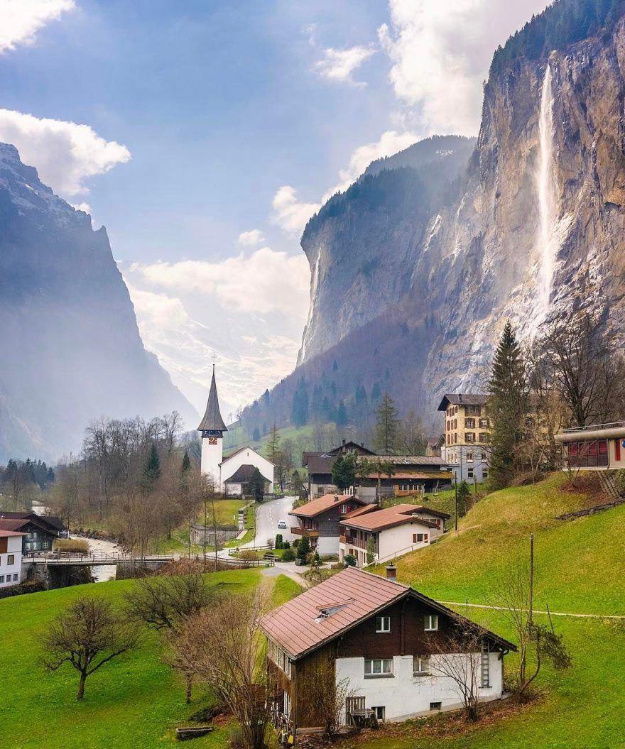 En Suisse, comme la pêche, la chasse est une activité strictement réglementée par la législation cantonale et étatique dans le but d'une gestion rationnelle des ressources naturelles de la Suisse.