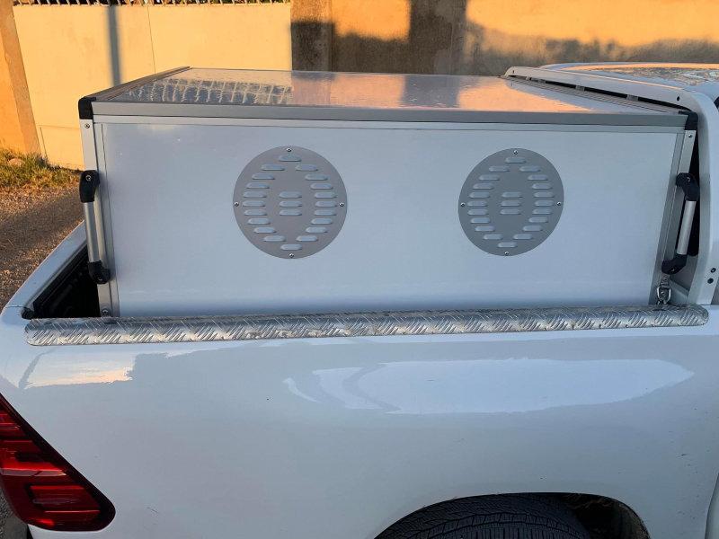 En venta box fabricado por axesdog en el mes de mayo, de aluminio y sándwich, 4 divisiones con 2 puertas interiores y 2 cajones inferiores, uno con acolchado para el arma.