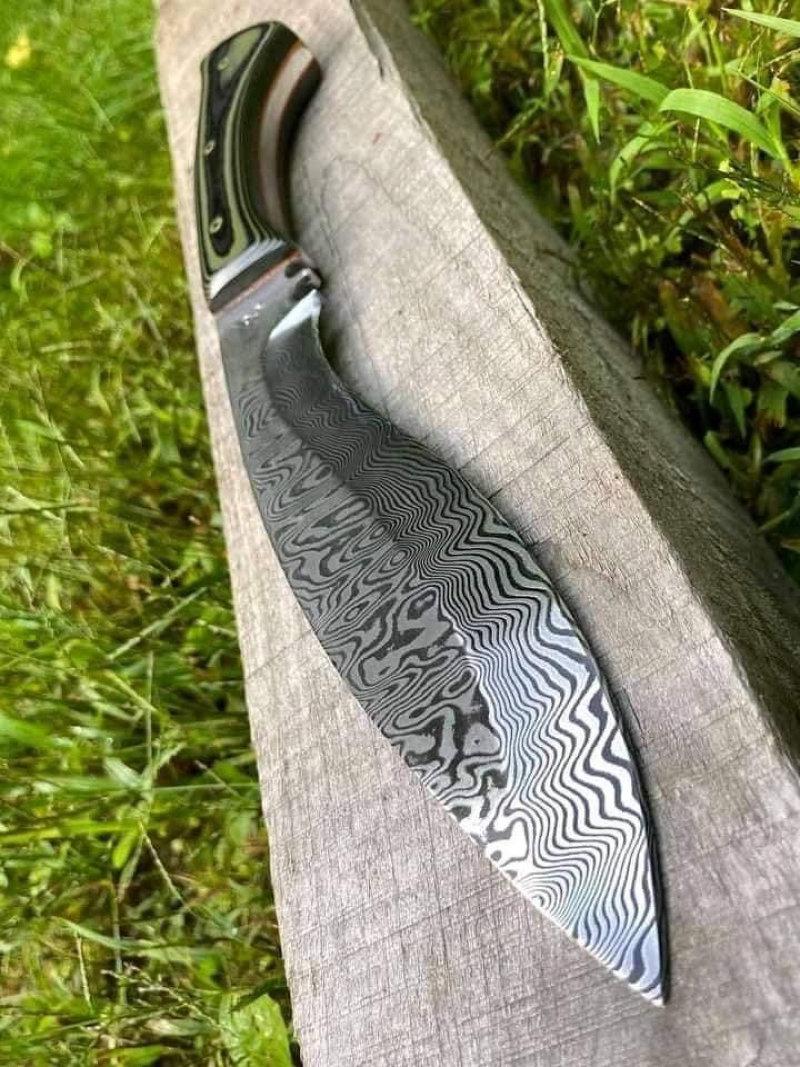 Customuze Beautiful demascus steel kukri knife with cover
