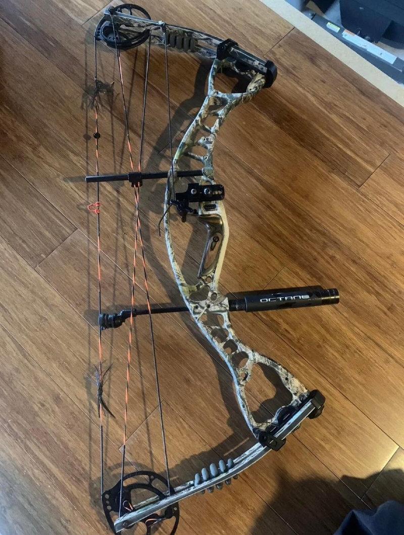 HOYT ALPHAMAX 32 Complete Compound Bow Kit $350 for it.