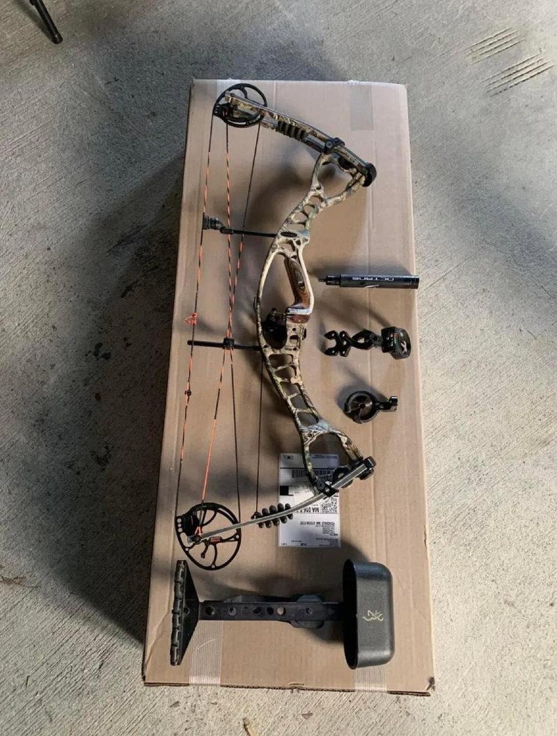 HOYT ALPHAMAX 32 Complete Compound Bow Kit $350 for it.