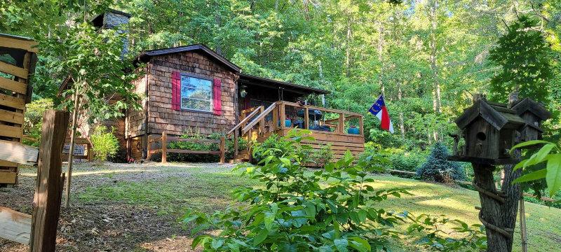 My safe cabin 🐻 home from the world in Western NC Blueridge Mountains 