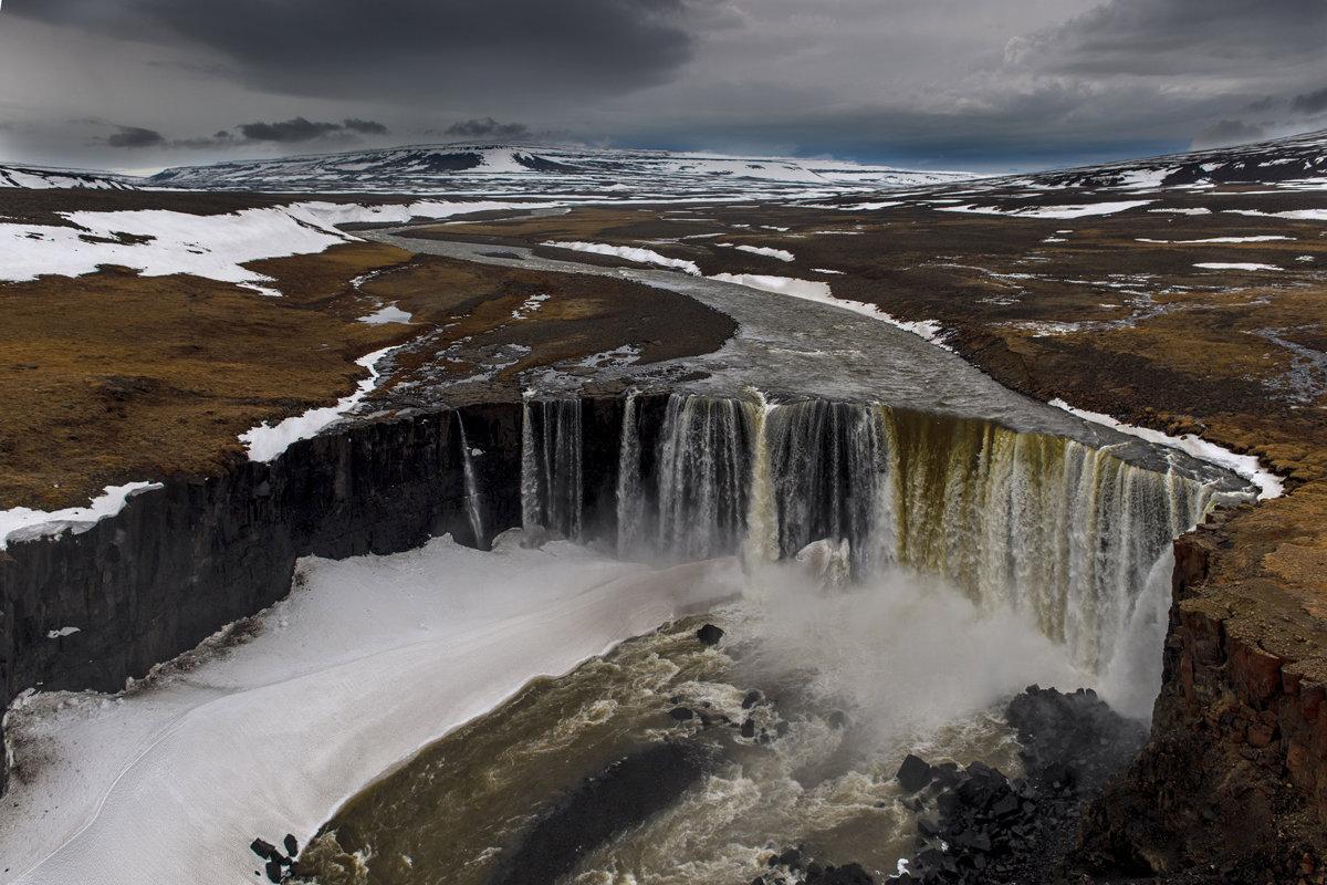The Putorana Plateau (Russian: Плато Путорана) or the Putorana Mountains is a mountainous area in the Russian Federation.