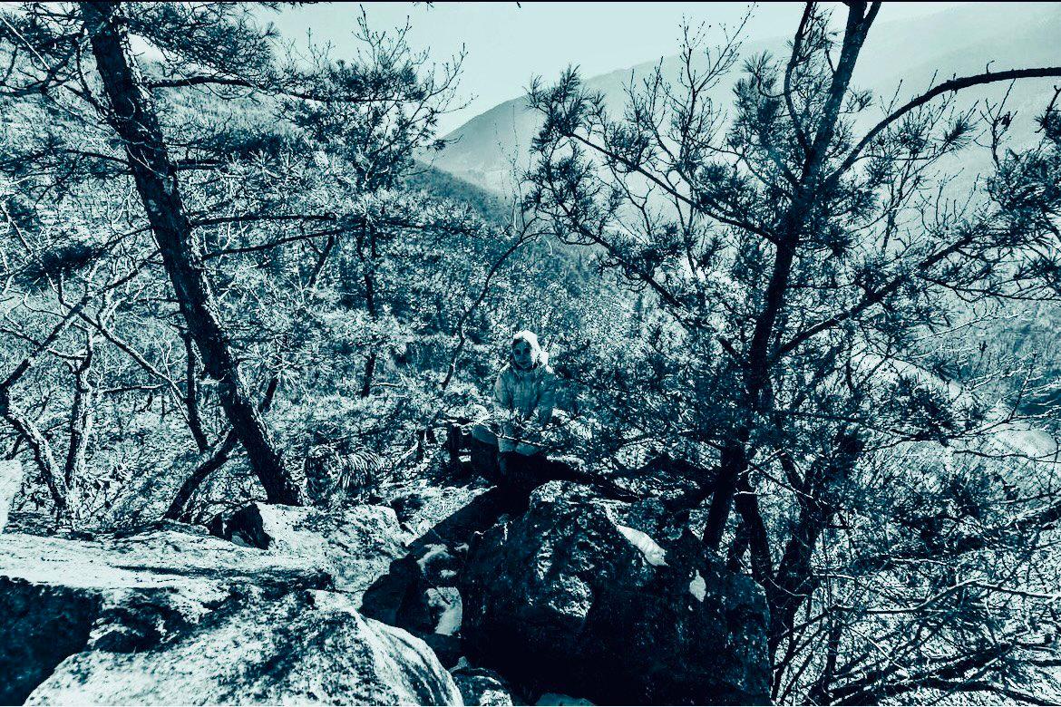 沿海地方（ロシア）では、地元の住民がペダン山を背景に娘を撮影しました...彼が家にいて大画面で写真を見ているまで、彼は何か変わったことに気づきま あまりにも見てみましょう！ あなたはそれを見たことがありますか？