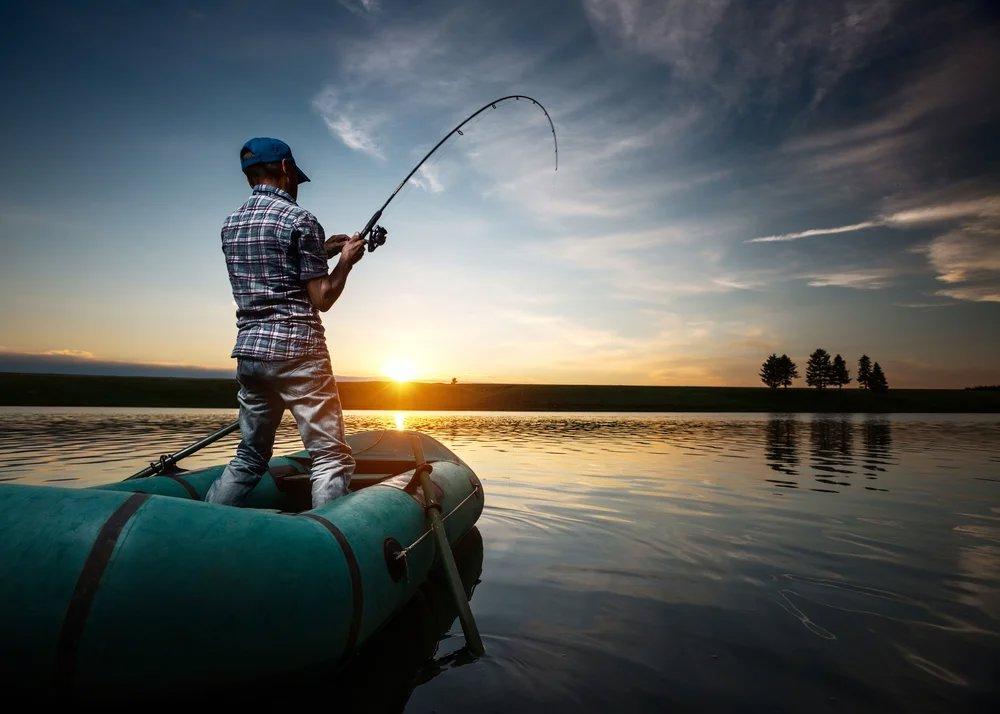 Les avantages de la libération des poissons capturés incluent le fait que certains des poissons relâchés survivent, ce qui réduit le dépeuplement.