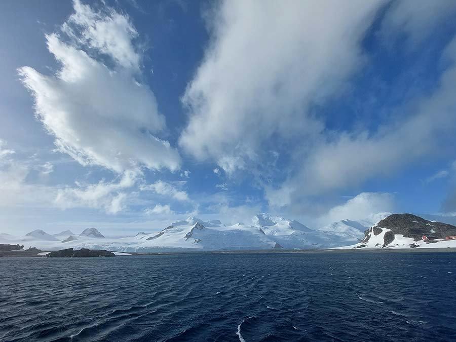 Antarktis er Jordens sydligste kontinent, hvis centrum falder sammen med den geografiske sydpol og vaskes af tre oceaner på én gang: Atlanterhavet, Stillehavet og Indiske, hvis sydlige dele ofte skelnes som det femte sydlige ocean