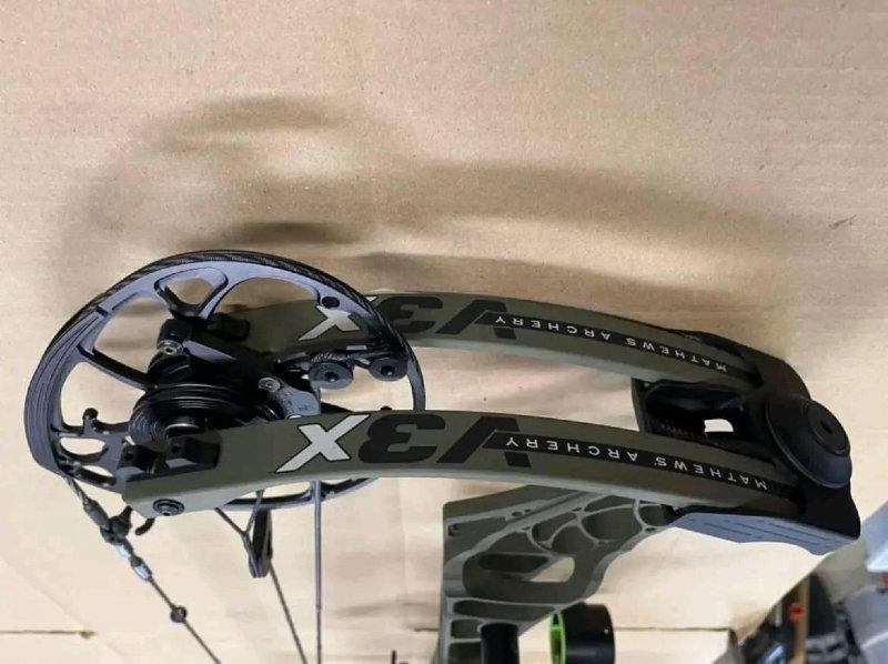 Used Mathews V3X 29 RH Compound Bow (ambush green) used for a season only