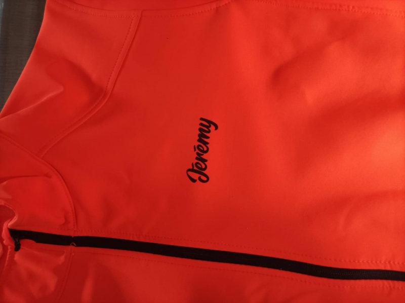 Bonjour si jamais ça intéresse quelqu'un ici veste softshell orange marquage Jérémy sur le devant et sanglier au dos .
