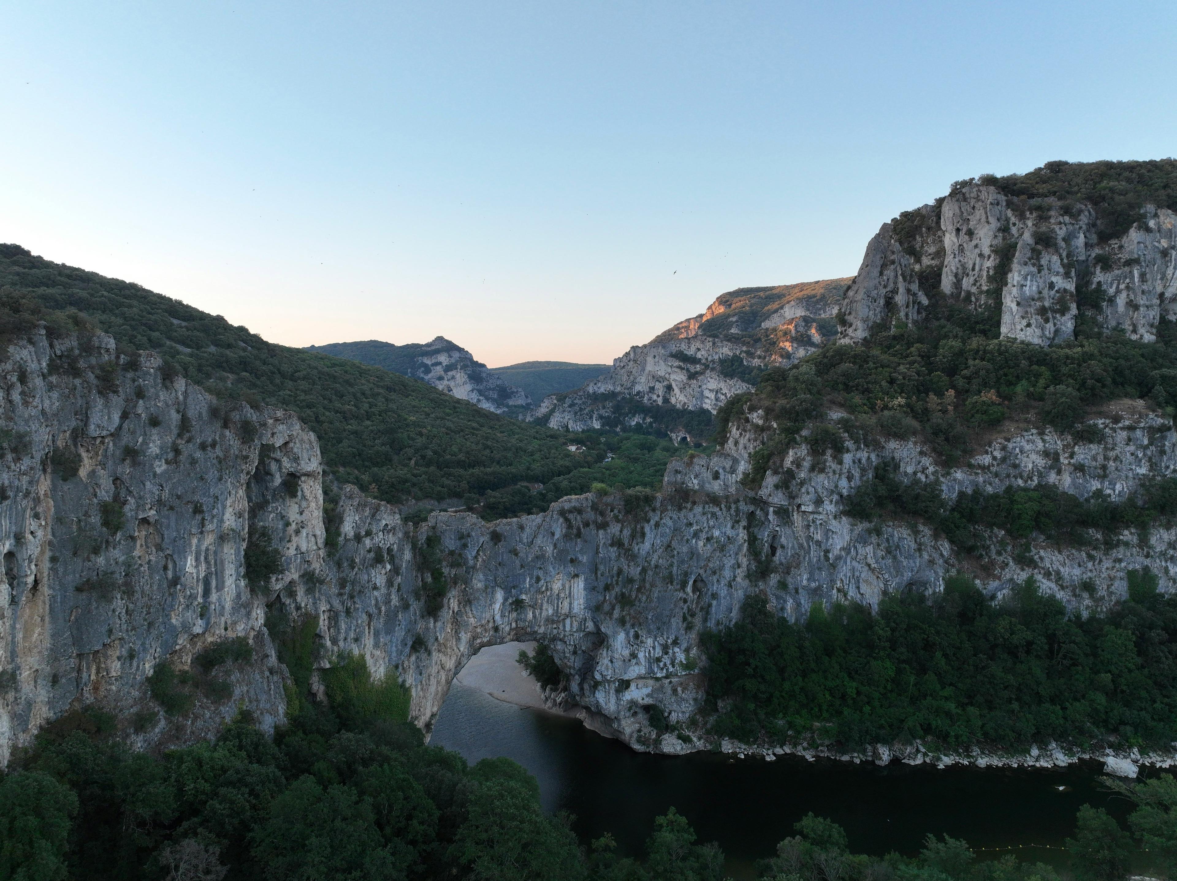 Exploration de la Chasse en Région PACA: Démographie des chasseurs, faune locale, faits marquants et paysages variés