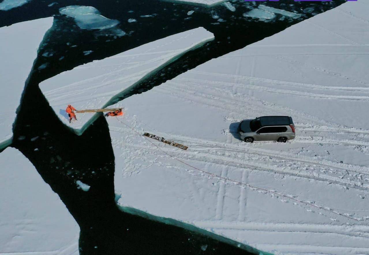 В Магадане Nissan X-Trail рыбака уплывает в Японию на льдине