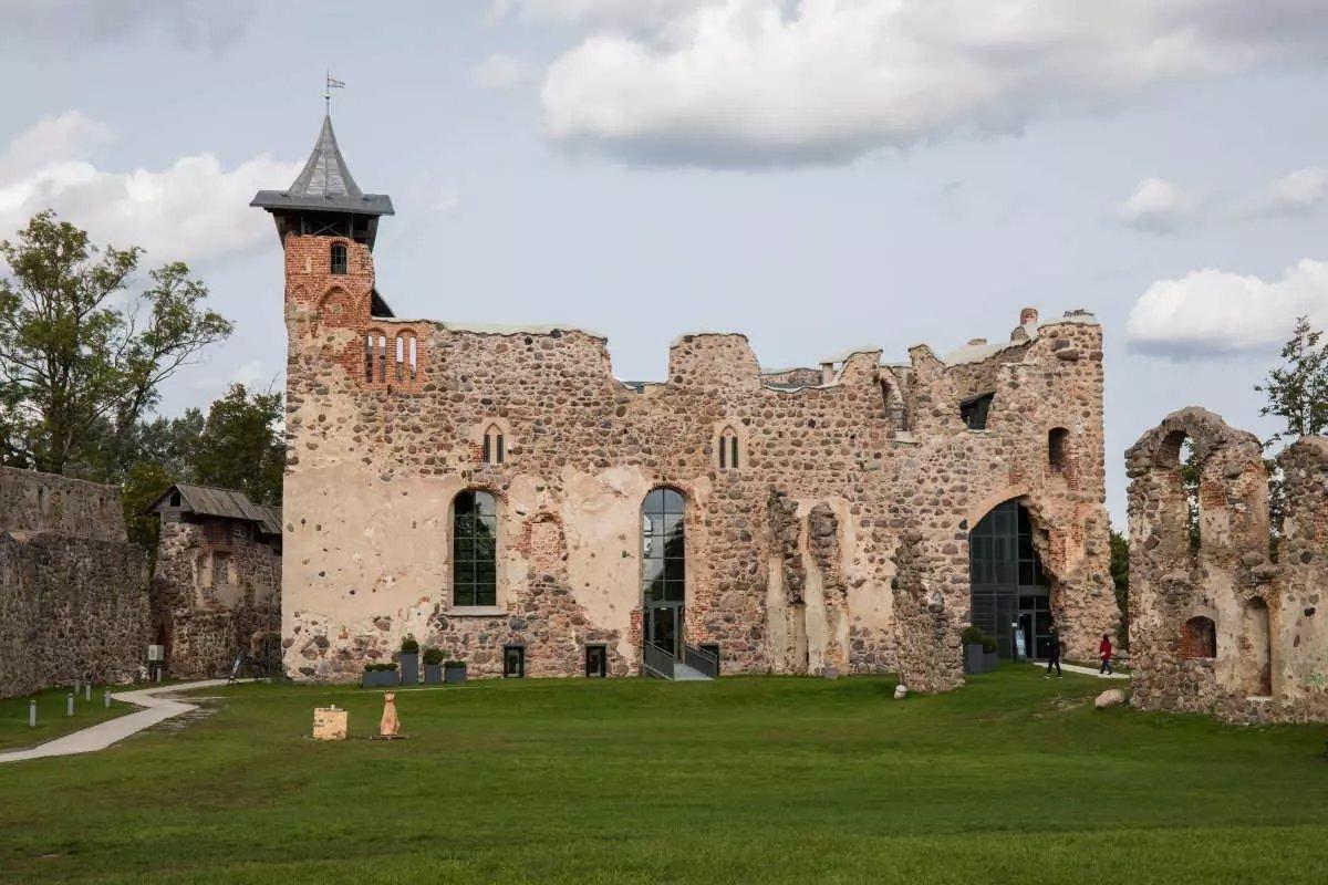 Livonijas ordeņa mūra pils ir senākā celtne Dobelē un valsts nozīmes kultūras piemineklis.