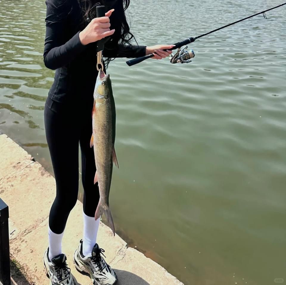 There were two fish on the hook, but they didn't take the bait, which is not good.
