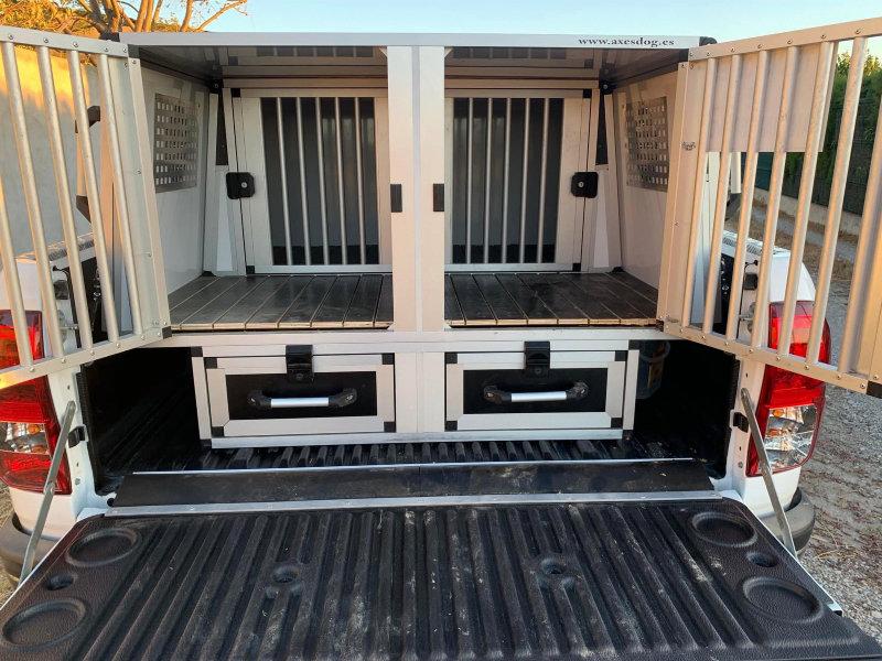 En venta box fabricado por axesdog en el mes de mayo, de aluminio y sándwich, 4 divisiones con 2 puertas interiores y 2 cajones inferiores, uno con acolchado para el arma.