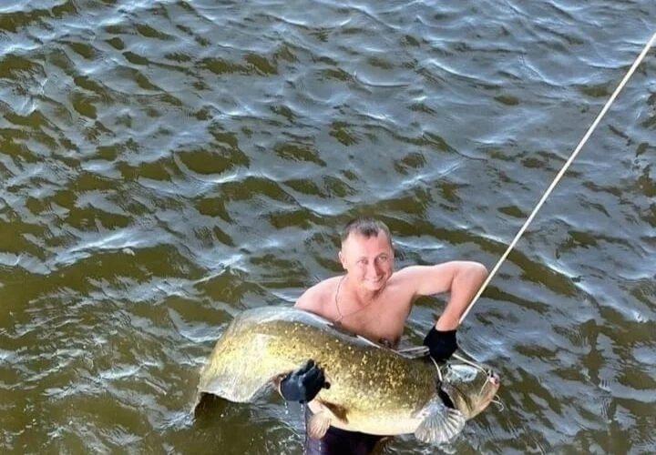В Астрахани рыбак поймал огромного сома