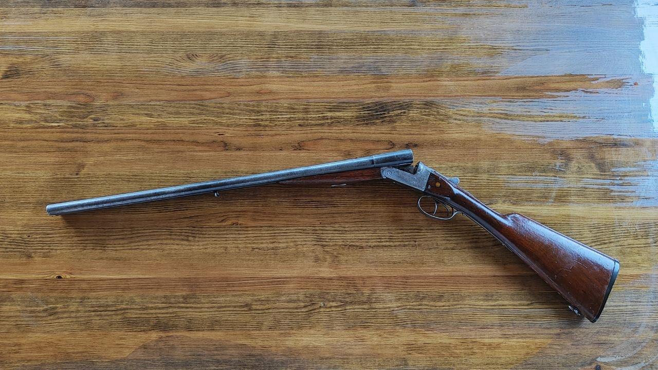 Review of the French shot gun, the ROBUST, manufactured in 1913, featuring a 12 gauge, English stock, and reinforced barrels.