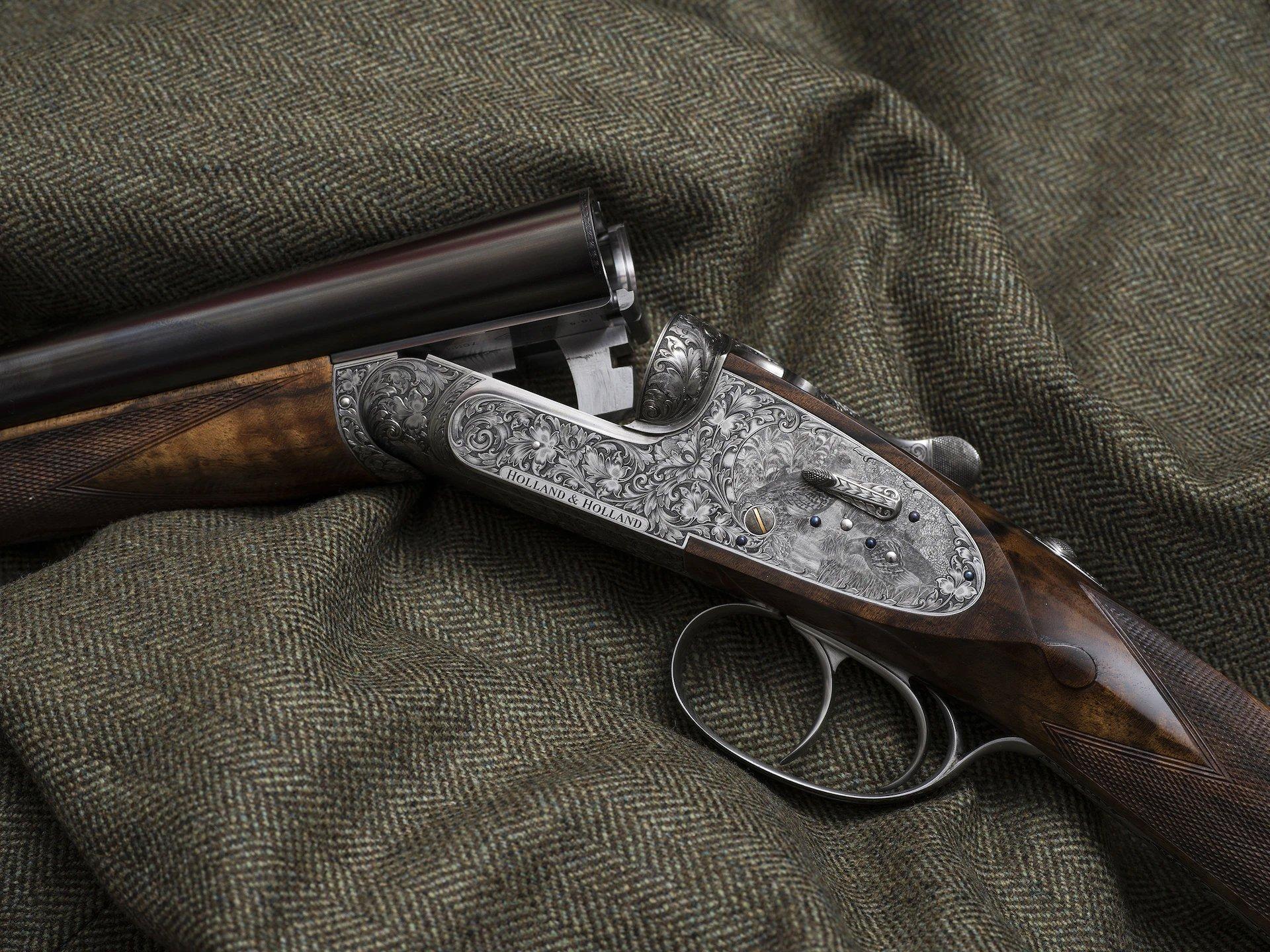 Holland&Hollandは、イギリスのロンドンに拠点を置くイギリスの銃メーカーおよび衣料品小売業者で、手作りのスポーツライフルとショットガンを提供しています。 同社は2つのロイヤルワラントを保有しています。             ハリスホランドは1806年にロンドンで生まれました。 彼の経歴の説明はやや大ざっぱですが、彼の父はオルガン製作者であり、ハリスはロンドンでタバコ卸売業を営んでいたと考えられています。 彼は成功し、多くの場合、重要なロンドンのクラブで様々な鳩の撮影で見られただけでなく、ヨークシャーのライチョウの湿原をリースしました。