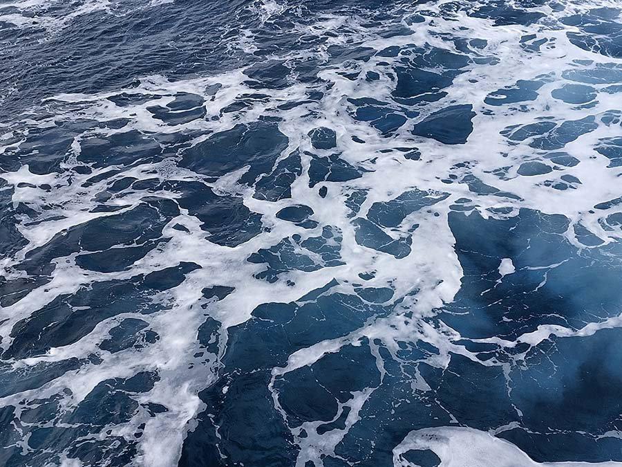 Antarktis er Jordens sydligste kontinent, hvis centrum falder sammen med den geografiske sydpol og vaskes af tre oceaner på én gang: Atlanterhavet, Stillehavet og Indiske, hvis sydlige dele ofte skelnes som det femte sydlige ocean