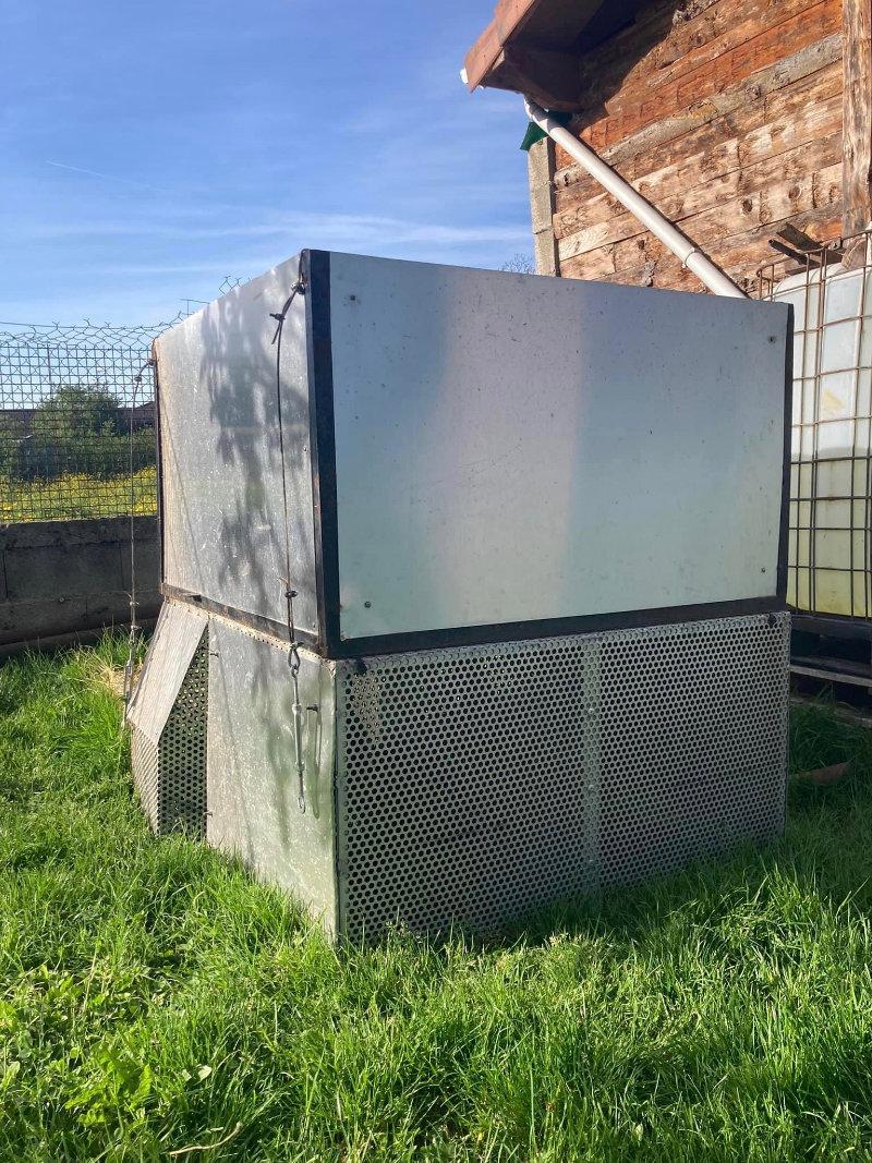 Bonjour je vends ma caisse tout en aluminium quatre compartiments, deux en haut deux en bas, capacité 8-10 grand chiens.