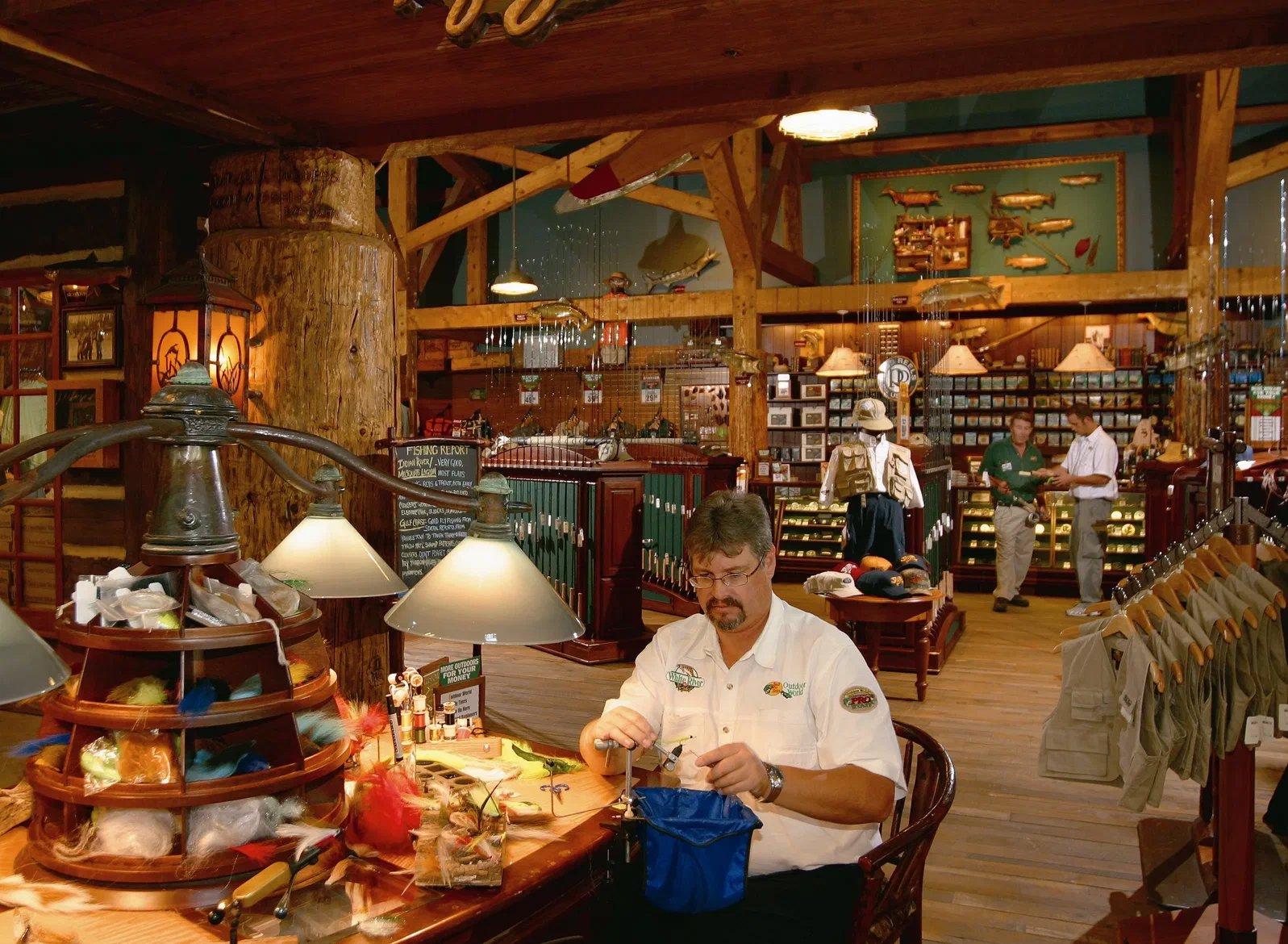 BPS Direct, LLC, ведущая бизнес как Bass Pro Shops, является американским частным розничным продавцом спортивных товаров, который предлагает товары для охоты, рыбалки, кемпинга и другие сопутствующие товары для отдыха на природе.