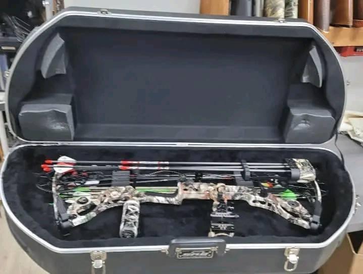 Mathews Halon 28/70 Compound Bow CAMO (Slightly Used) WITH SKB HARD CASE.