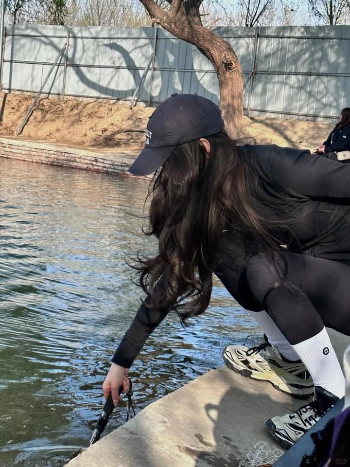There were two fish on the hook, but they didn't take the bait, which is not good.