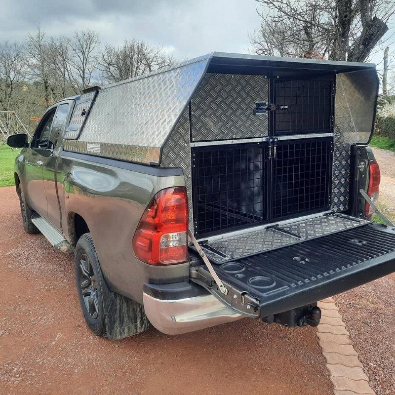 Voilà les chiens ont trouvé leur place dans l allier 03 dans leur nouvelle Caisse a chiens Sébastien Dournes  