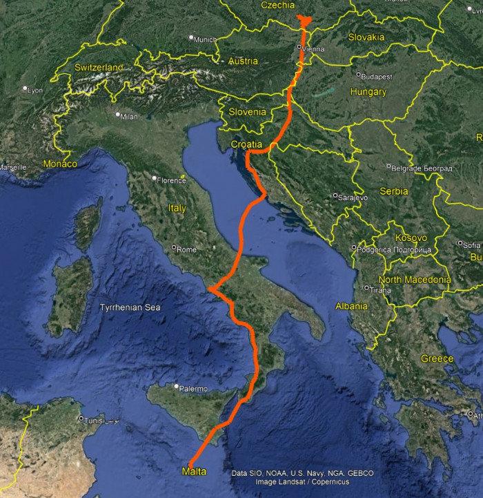Vzácný dravec luňák hnědý, který byl v Česku vybavený sledovacím zařízením GPS-GSM loggerem, zmizel na ostrově Malta.