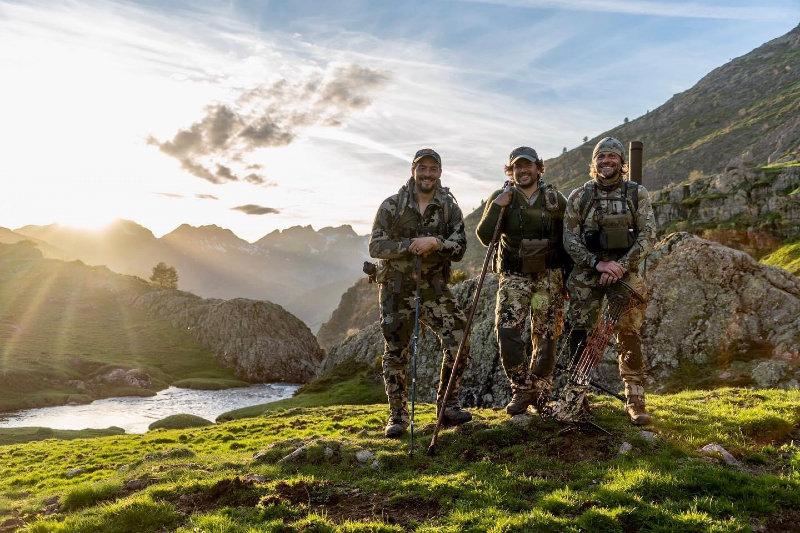 🇺🇸 A Russian, and two Spanish hunter in the mountains?