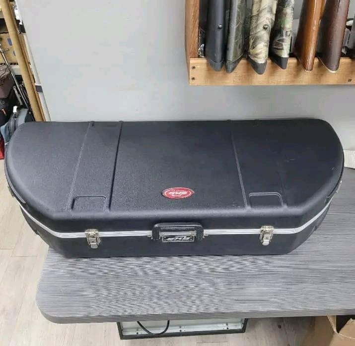 Mathews Halon 28/70 Compound Bow CAMO (Slightly Used) WITH SKB HARD CASE.