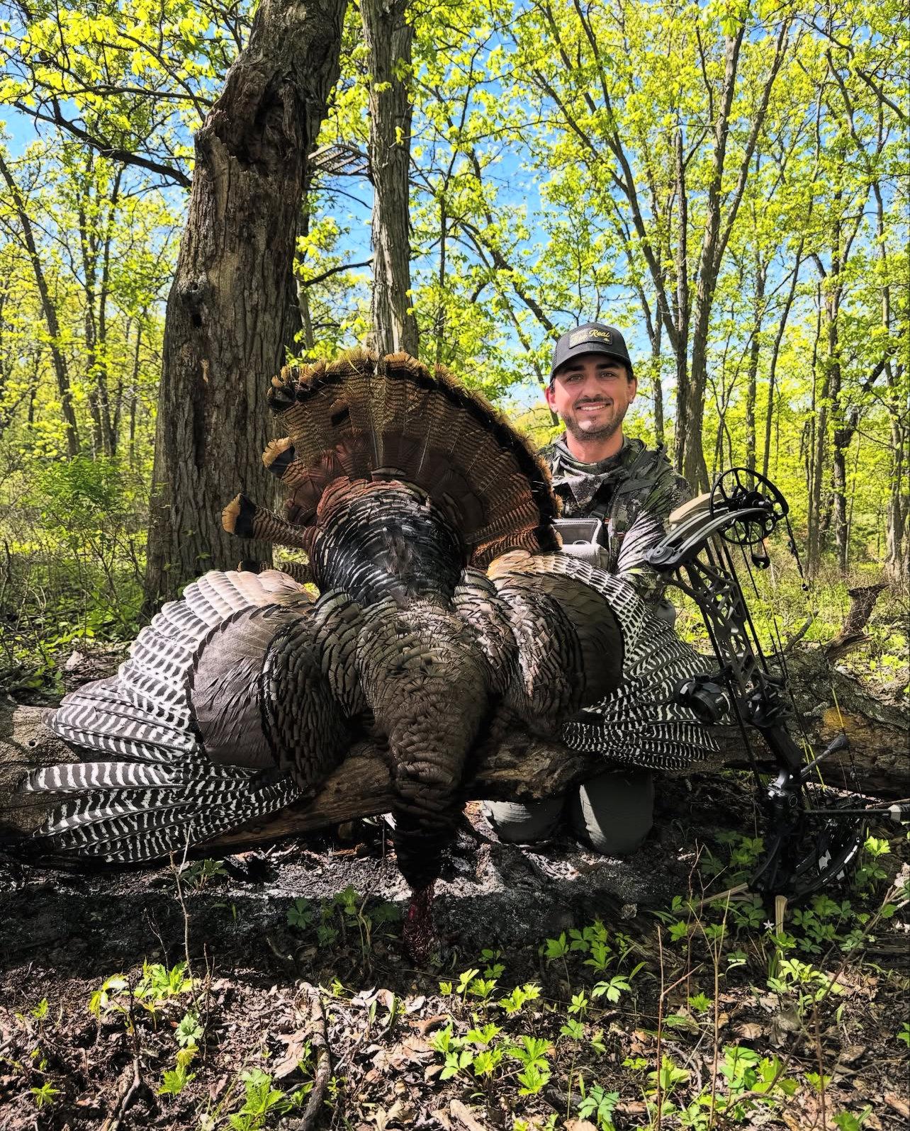 Chris Bee — professional bow hunter and blogger: trophy hunting, shooting, and the best videos about bowhunting