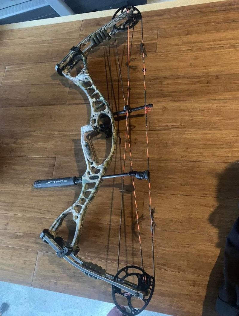 HOYT ALPHAMAX 32 Complete Compound Bow Kit $350 for it.