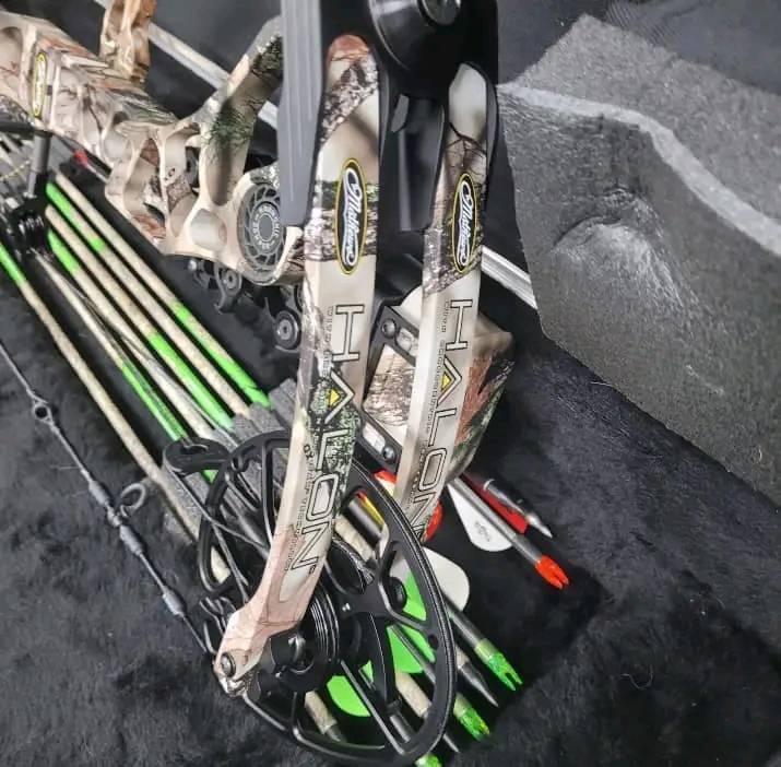 Mathews Halon 28/70 Compound Bow CAMO (Slightly Used) WITH SKB HARD CASE.