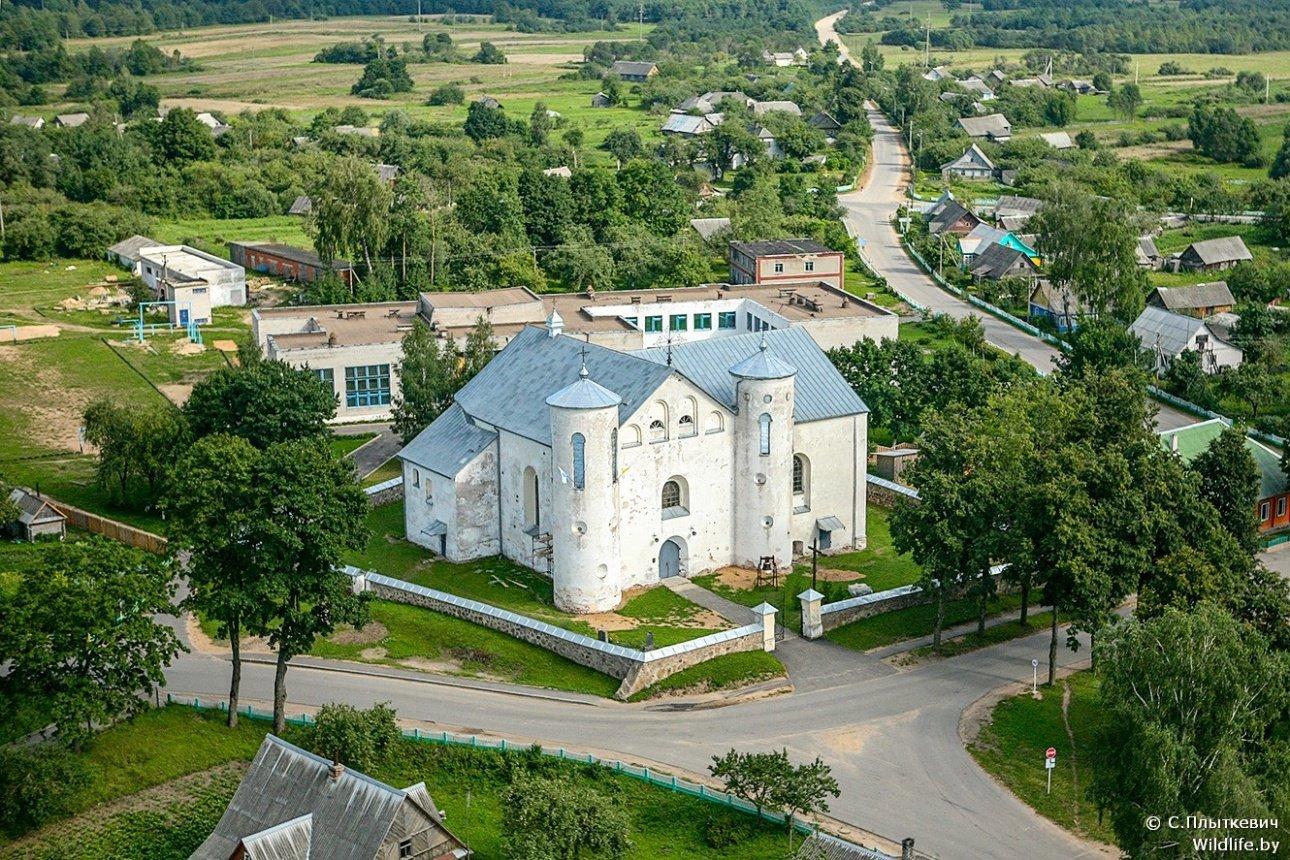 На территории поместья, принадлежавшего роду Бишевских, помимо усадебного дома, сохранилась башня-коптильня.