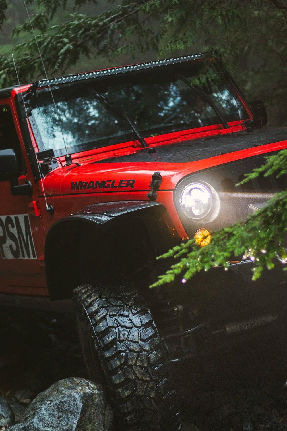 Jeep Wrangler er et terrængående køretøj fremstillet af det amerikanske firma Chrysler (en afdeling af Jeep).