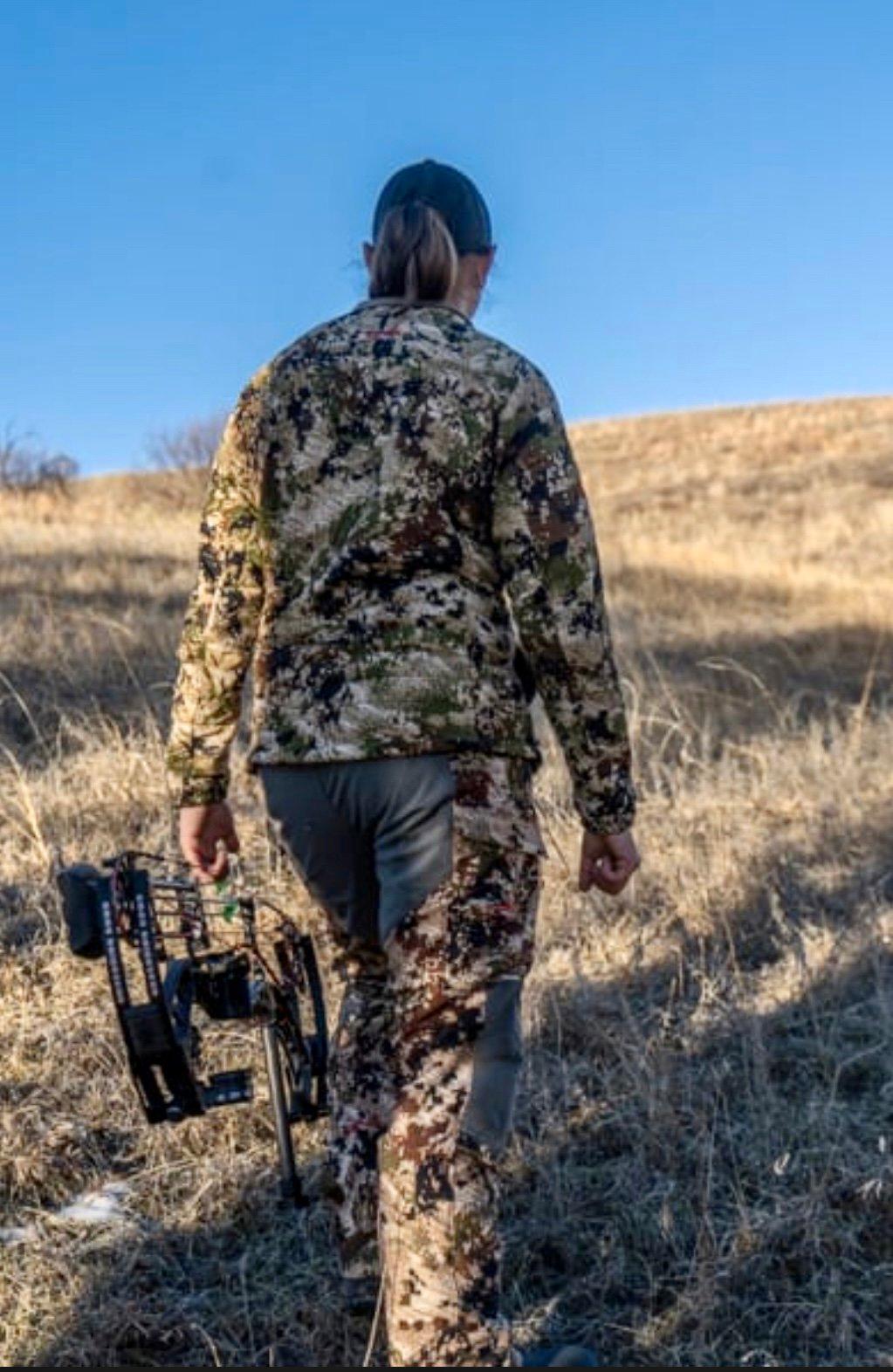 Sitka Gearは2005年にJason HairstonとJonathan Hartによって設立され、現代の高品質の狩猟服の緊急の必要性の実現から始まりました。