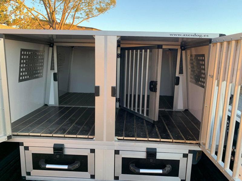 En venta box fabricado por axesdog en el mes de mayo, de aluminio y sándwich, 4 divisiones con 2 puertas interiores y 2 cajones inferiores, uno con acolchado para el arma.