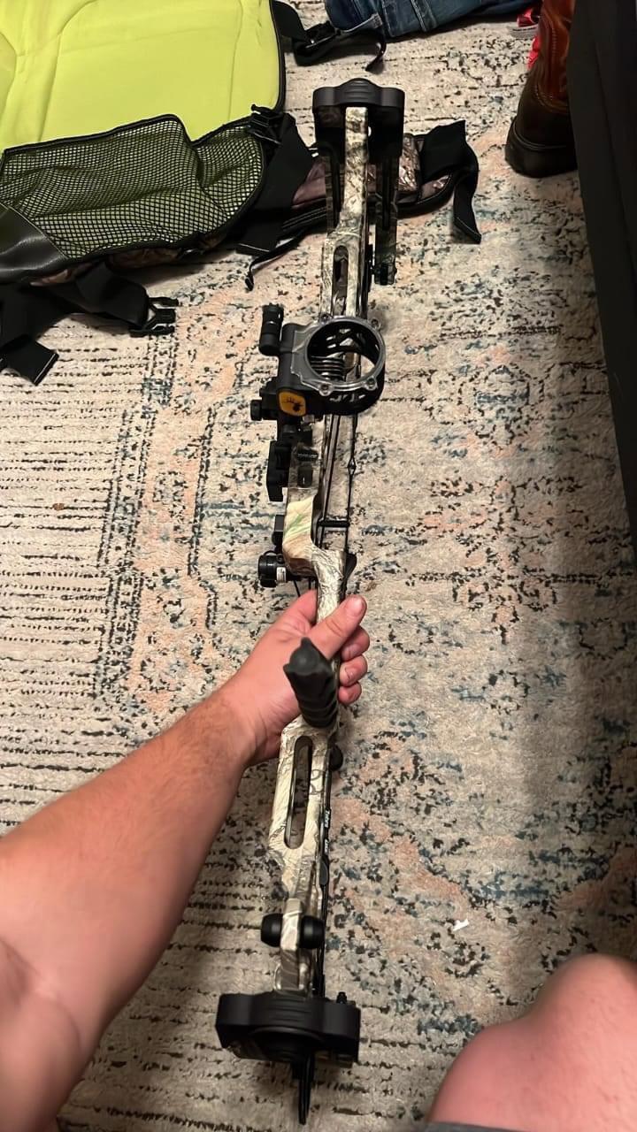 Practically brand new Mathew V3X 29 loaded asking 600 and ready to hunt.