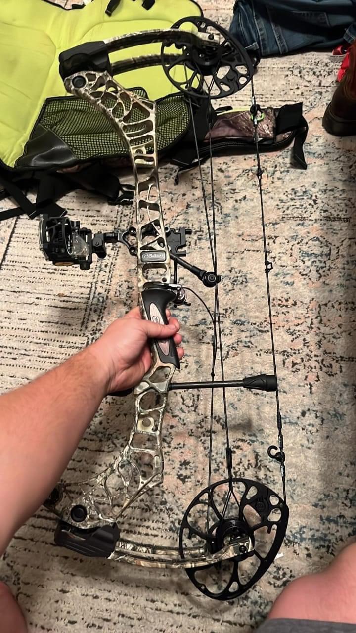 Practically brand new Mathew V3X 29 loaded asking 600 and ready to hunt.