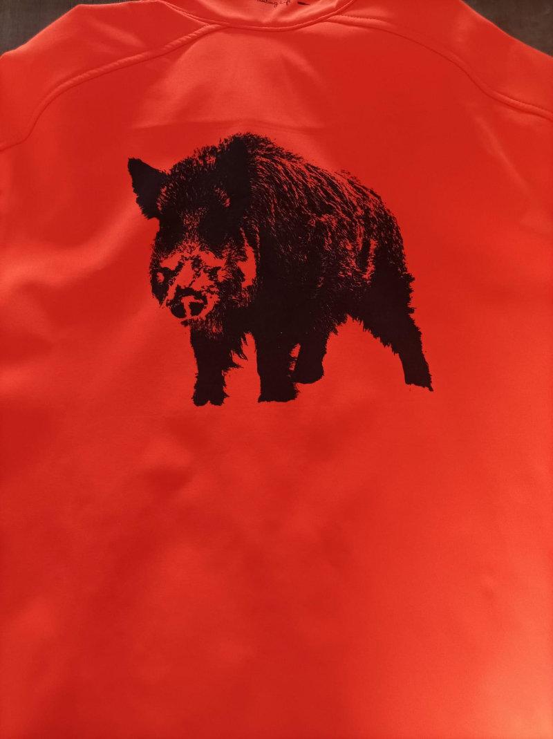 Bonjour si jamais ça intéresse quelqu'un ici veste softshell orange marquage Jérémy sur le devant et sanglier au dos .