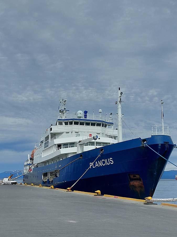 Antarktis er Jordens sydligste kontinent, hvis centrum falder sammen med den geografiske sydpol og vaskes af tre oceaner på én gang: Atlanterhavet, Stillehavet og Indiske, hvis sydlige dele ofte skelnes som det femte sydlige ocean
