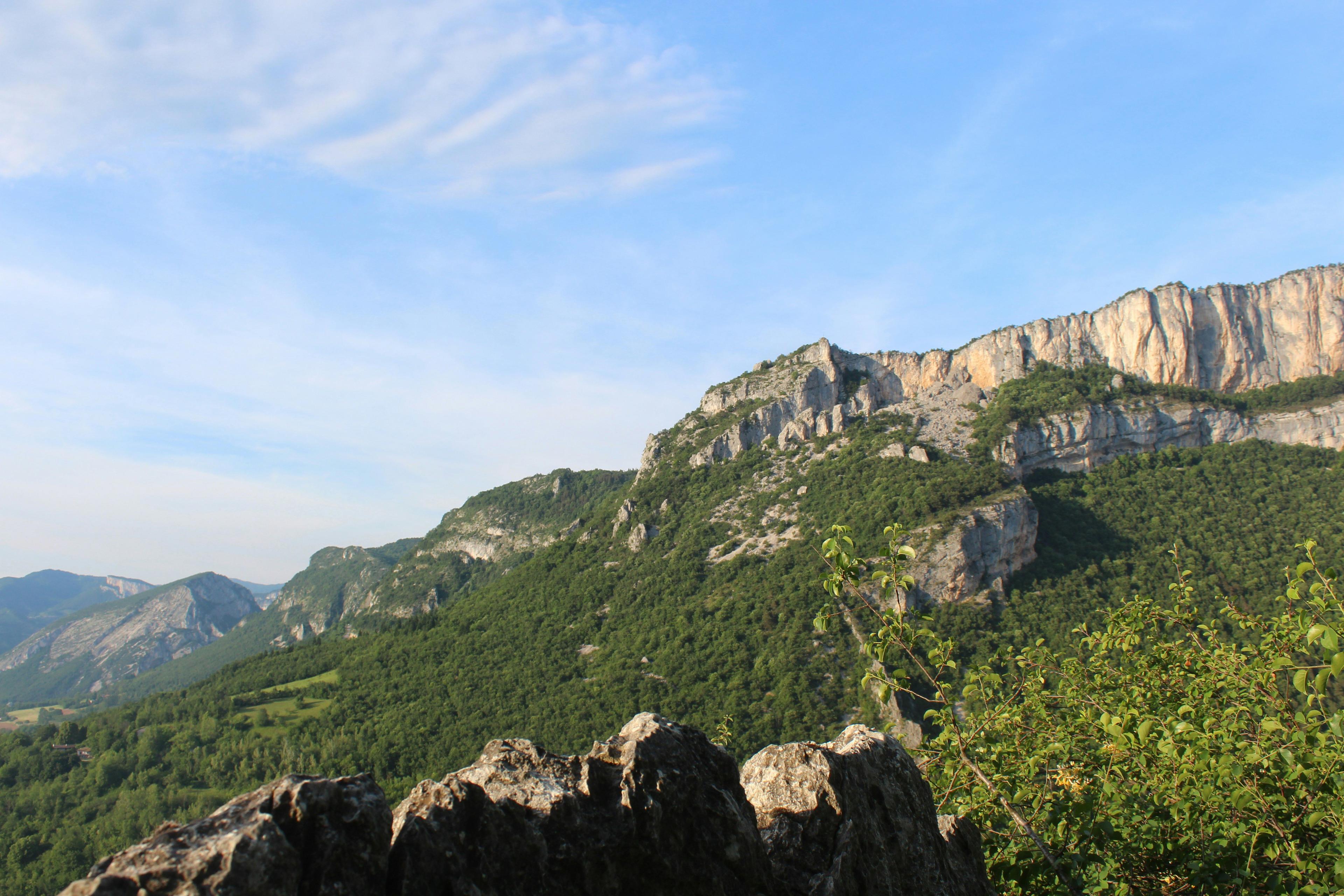 Guide Complet de la Chasse dans le VERCORS: Géographie montagneuse, législation locale, traditions de chasse et faune spécifique
