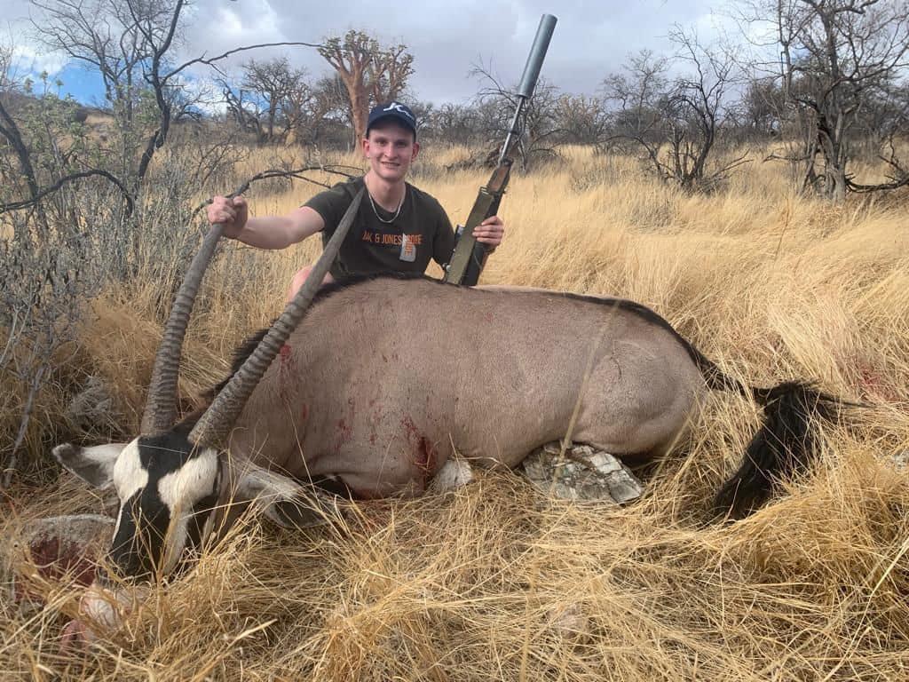 What a great oryx bull.
