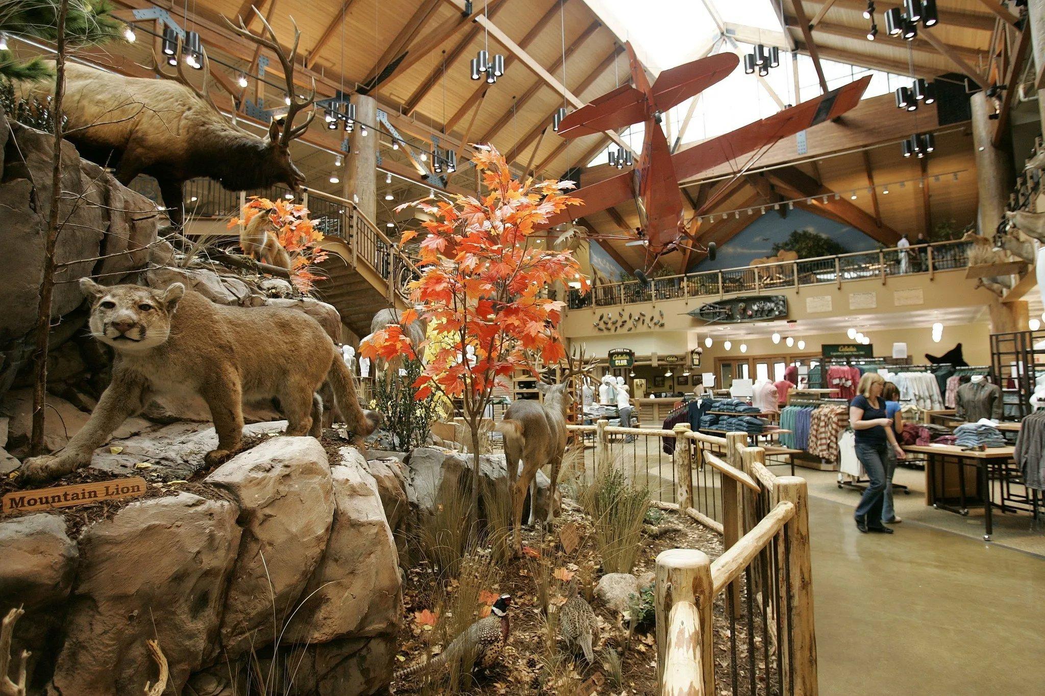 BPS Direct, LLC, ведущая бизнес как Bass Pro Shops, является американским частным розничным продавцом спортивных товаров, который предлагает товары для охоты, рыбалки, кемпинга и другие сопутствующие товары для отдыха на природе.