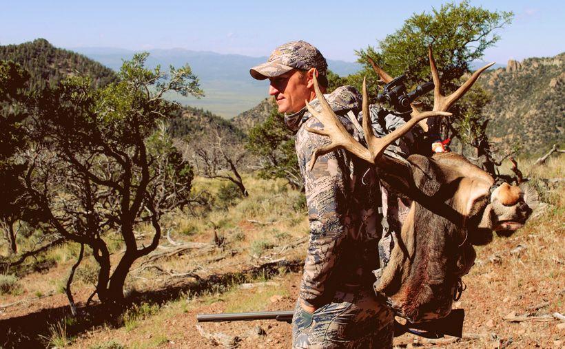What do modern European hunters wear and what hunting techniques are popular?