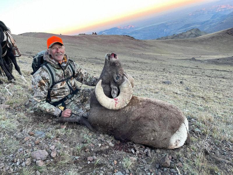 From the mountains in Wyoming all the way to Wild Sheep show in 4 months 👍 My slam was completed and Donny Paul owner of Ceder Creek Taxidermy from Cody WY smashed it!