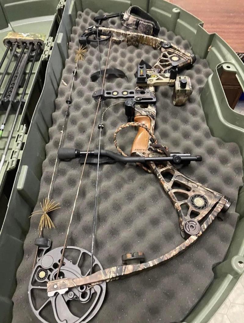 Mathews Solocam  DXT Left Handed Compound Bow 70 Draw Back Weight $500 for it.