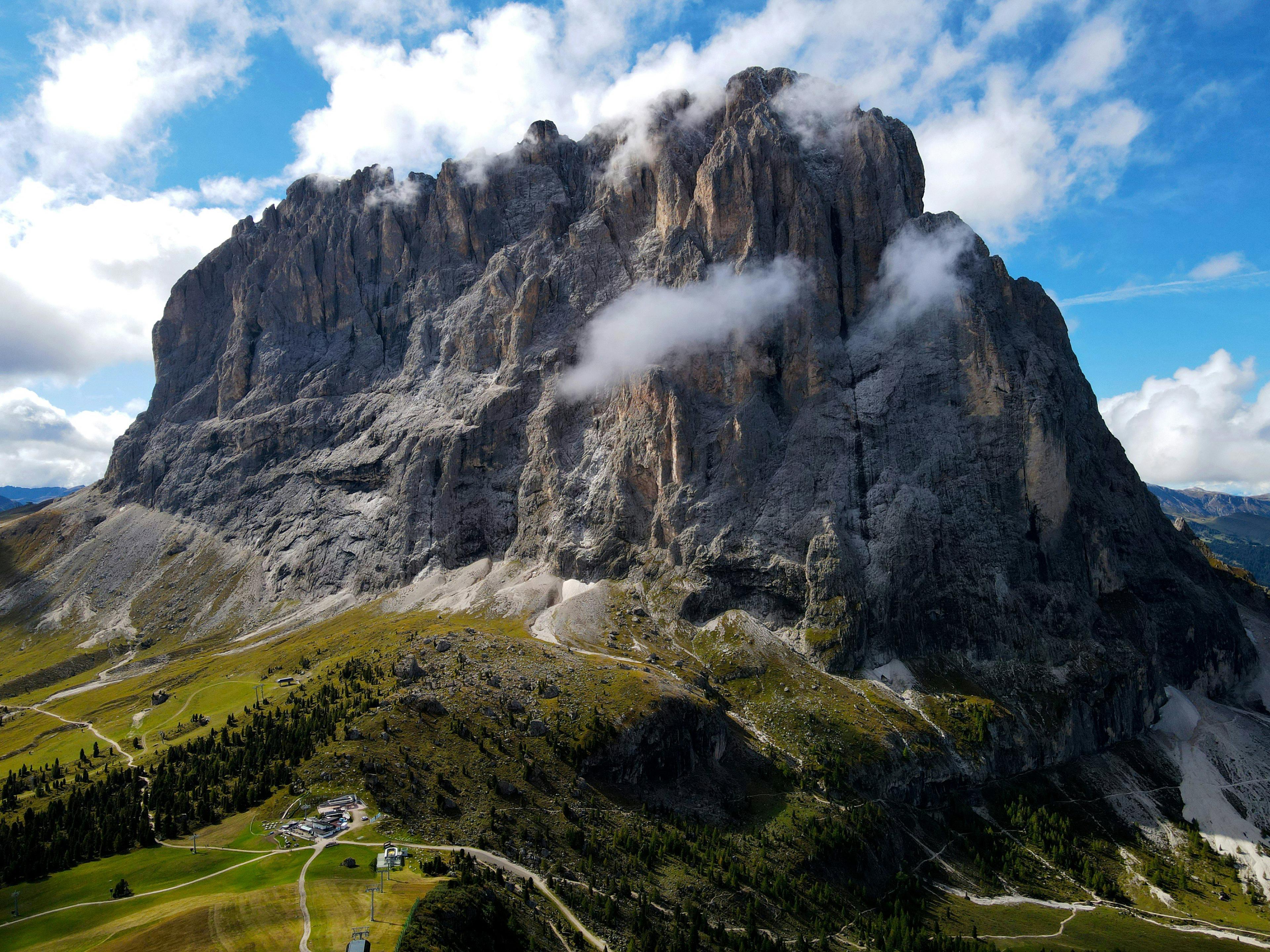 Caccia nelle Dolomiti Friulane: Un'avventura tra vette maestose, Caratteristiche geografiche e tradizioni alpine