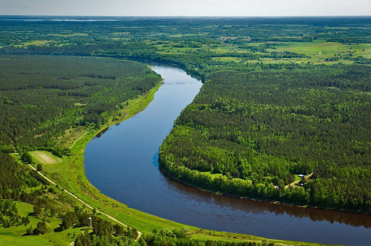 Daugavas ielejā posmā no Krāslavas līdz Naujenei dibināts dabas parks, lai saglabātu unikālo un savdabīgo Daugavas vidusteces ielejas ainavu, augu un dzīvnieku sugu bioloģisko daudzveidību, kā arī kultūrvēsturiskos pieminekļus.