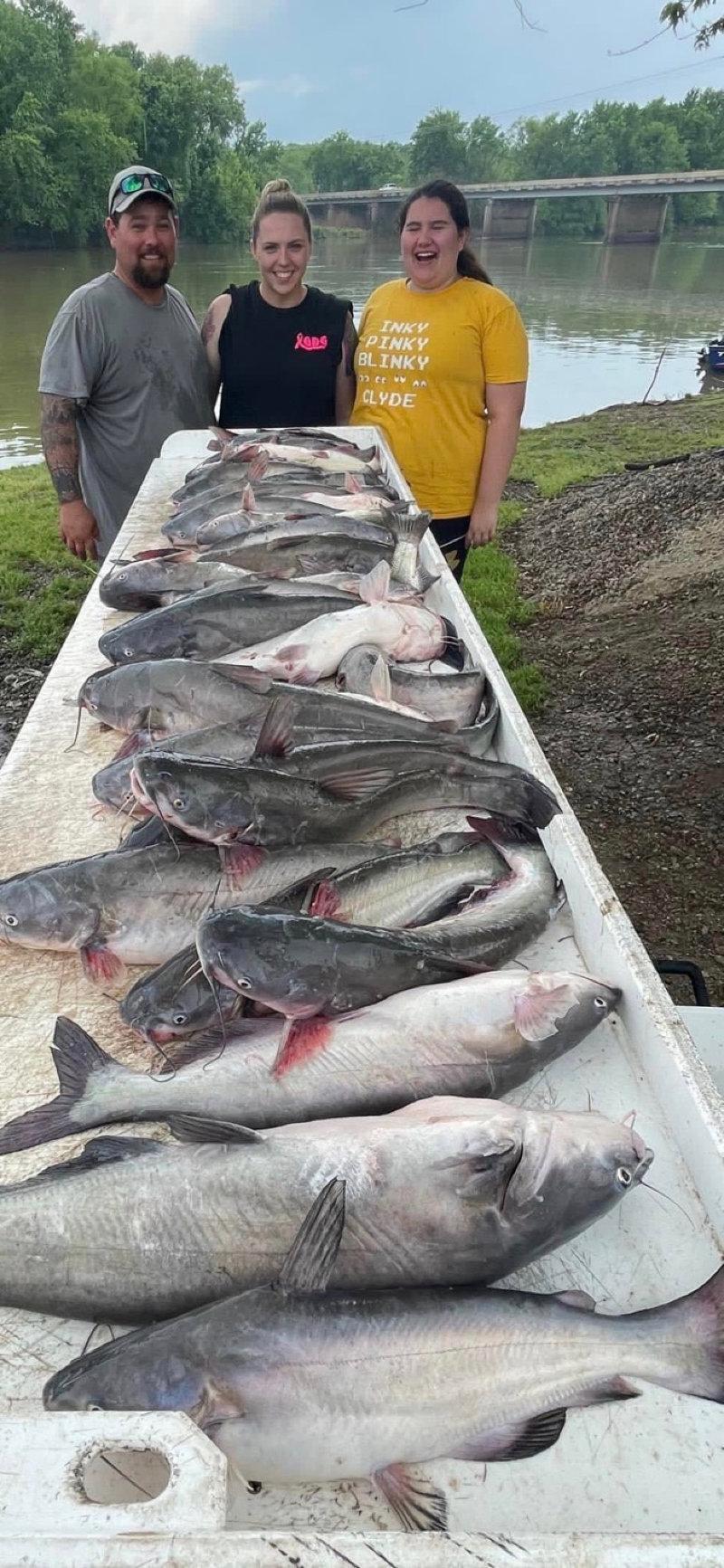 Crushed the KITTY’S!!Had repeat clients Wayne and Tiffany and there daughter in the boat for a half day of catfishing.