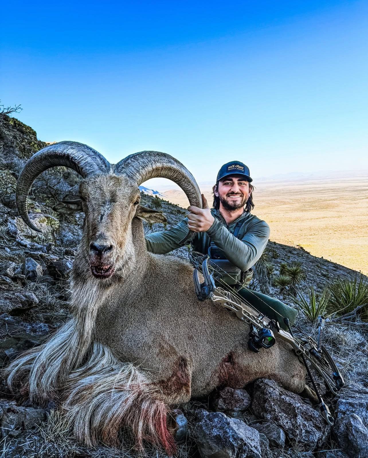 Chris Bee — professional bow hunter and blogger: trophy hunting, shooting, and the best videos about bowhunting